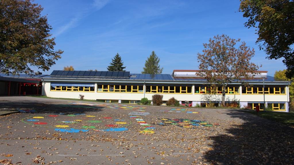  Foto des Schulgebäudes 